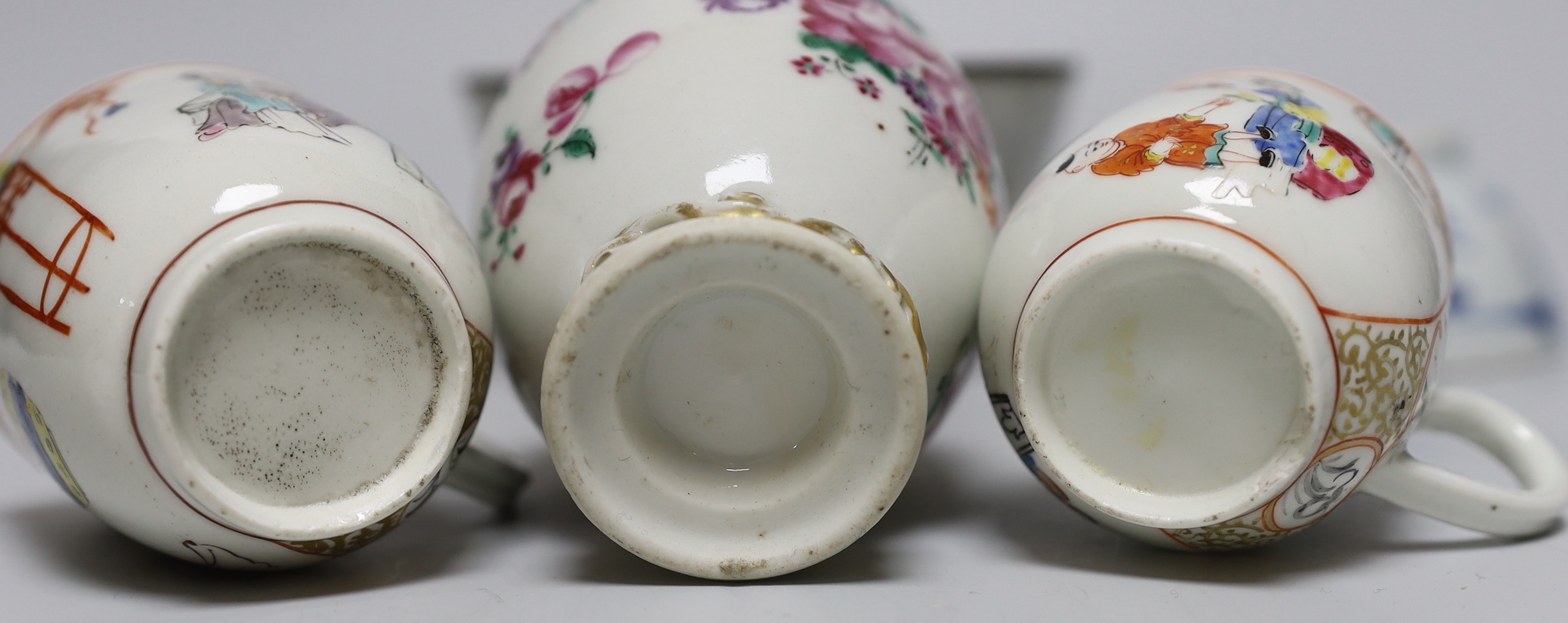18th century Chinese export porcelain tea caddy, bowl and tea bowl, Largest 14.5cm, together with two Worcester coffee cups painted with Chinese figures